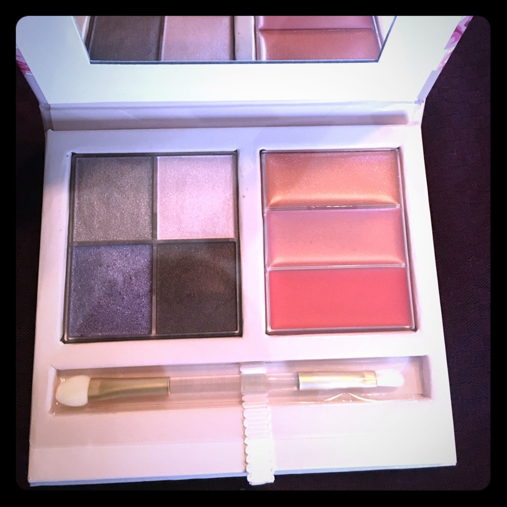 NIB MaryKay Into The Garden color compact